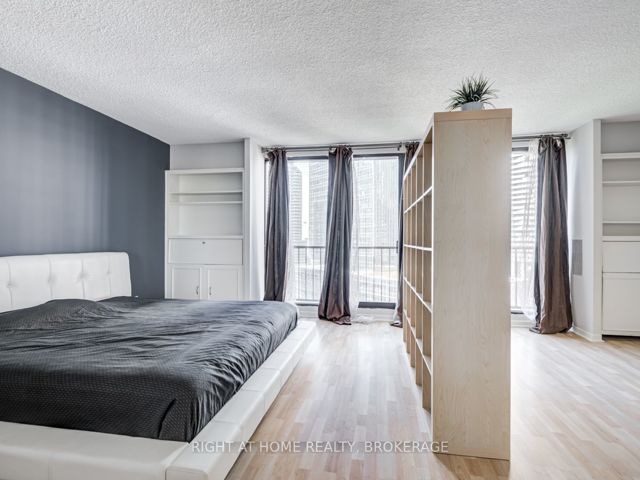 1627 - 33 Harbour Sq