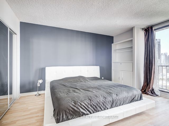 1627 - 33 Harbour Sq