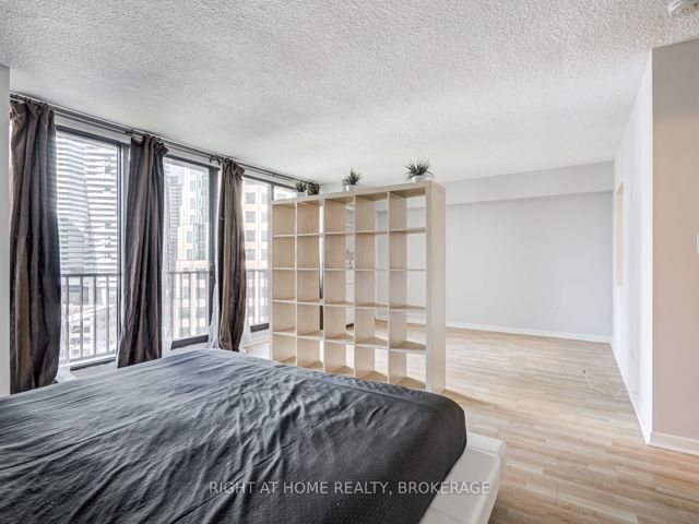 1627 - 33 Harbour Sq