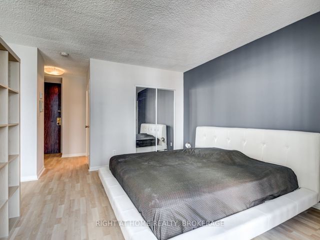 1627 - 33 Harbour Sq