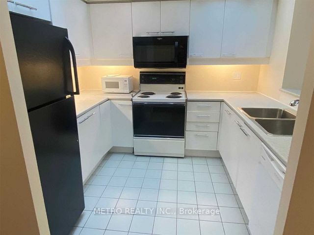 1708 - 18 Hollywood Ave