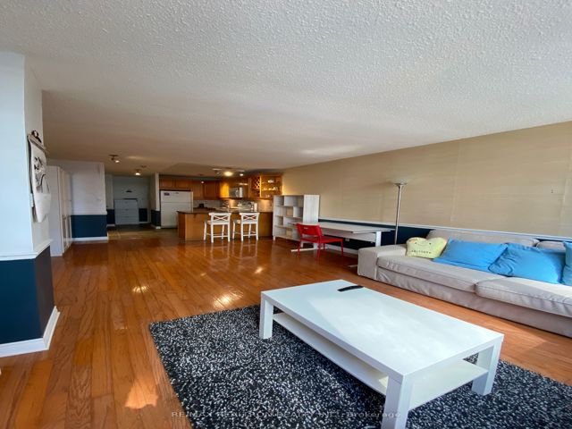 706 - 633 Bay St