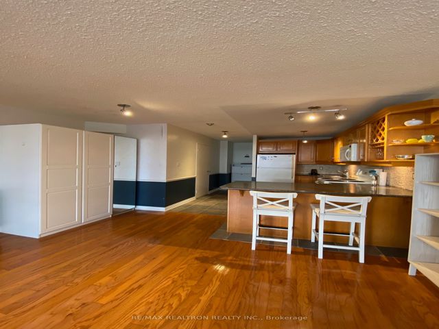 706 - 633 Bay St