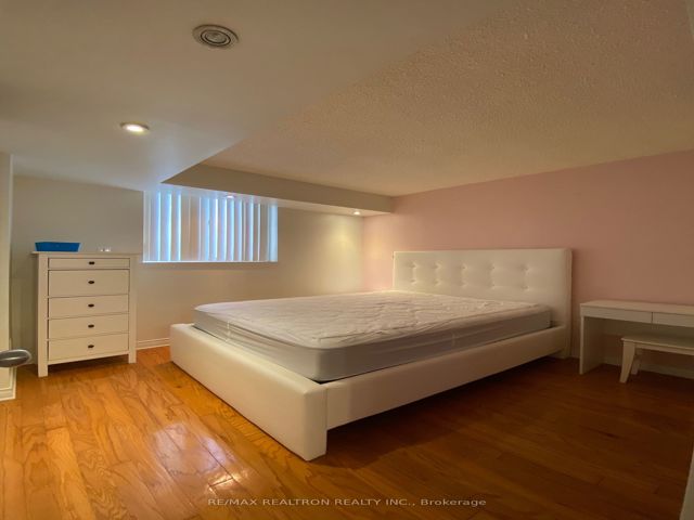 706 - 633 Bay St