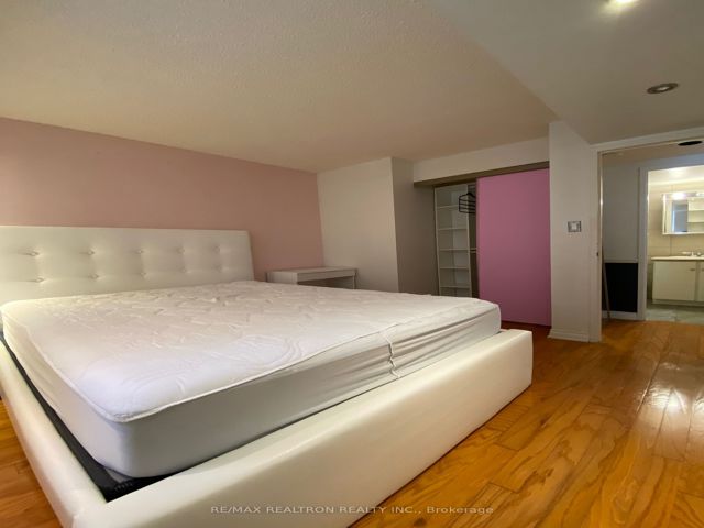 706 - 633 Bay St