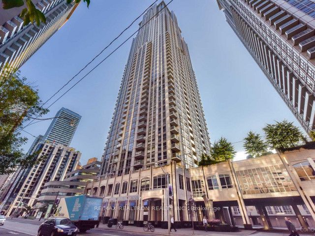 706 - 633 Bay St