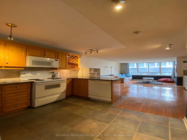 706 - 633 Bay St