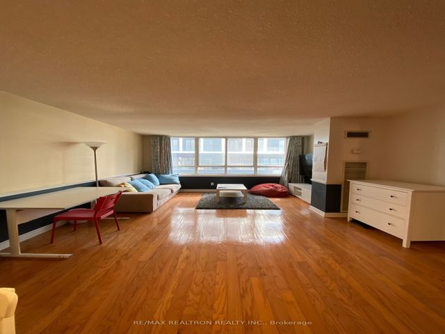 706 - 633 Bay St