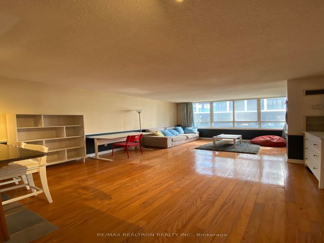 706 - 633 Bay St