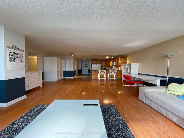 706 - 633 Bay St