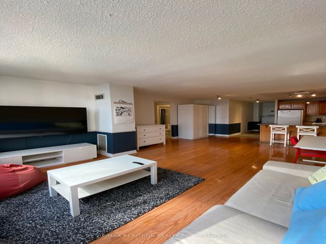 706 - 633 Bay St