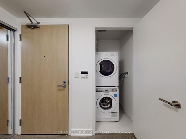 1208 - 11 Wellesley St W
