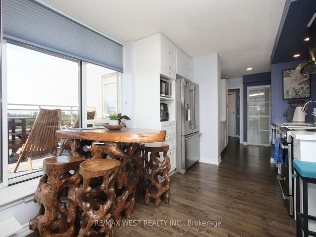 905 - 650 Lawrence Ave W