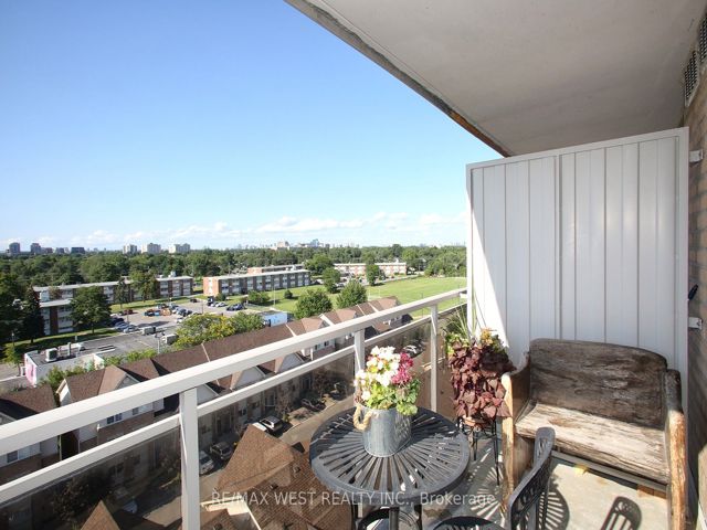 905 - 650 Lawrence Ave W
