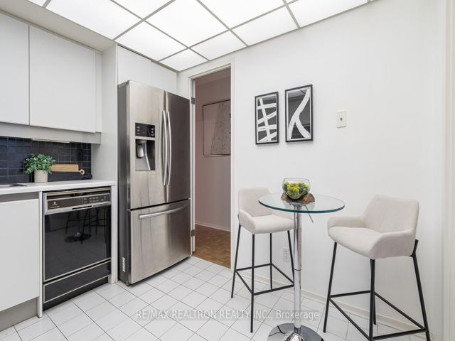 402 - 401 Queens Quay W