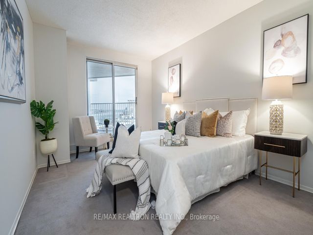 402 - 401 Queens Quay W