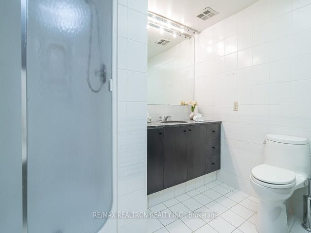 402 - 401 Queens Quay W