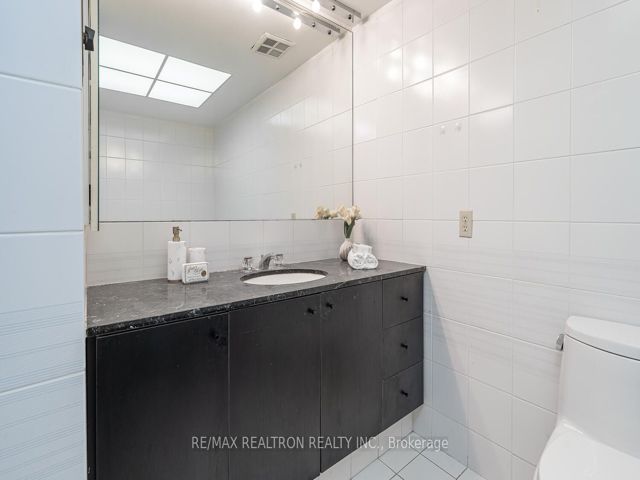402 - 401 Queens Quay W