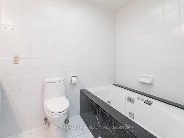 402 - 401 Queens Quay W