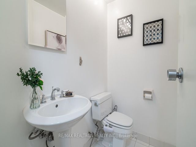 402 - 401 Queens Quay W