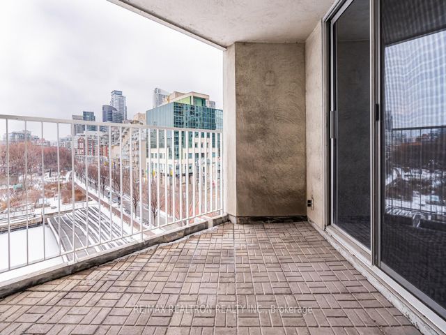 402 - 401 Queens Quay W