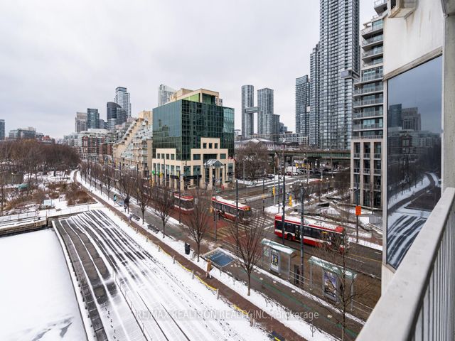 402 - 401 Queens Quay W