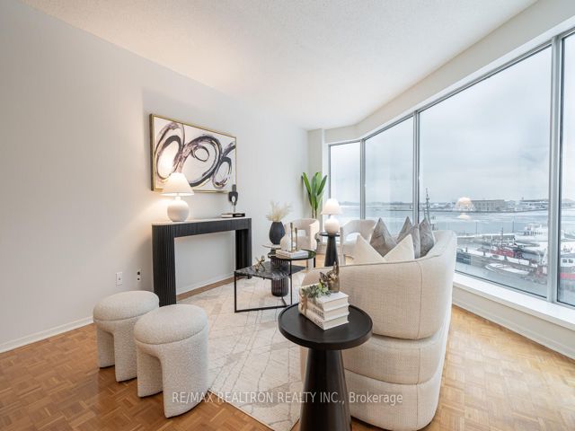 402 - 401 Queens Quay W