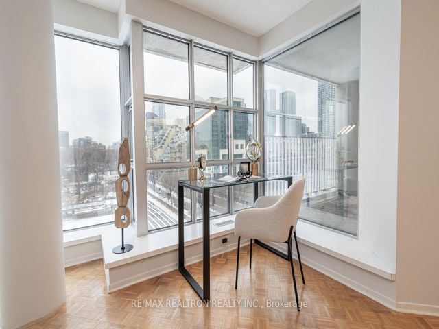 402 - 401 Queens Quay W