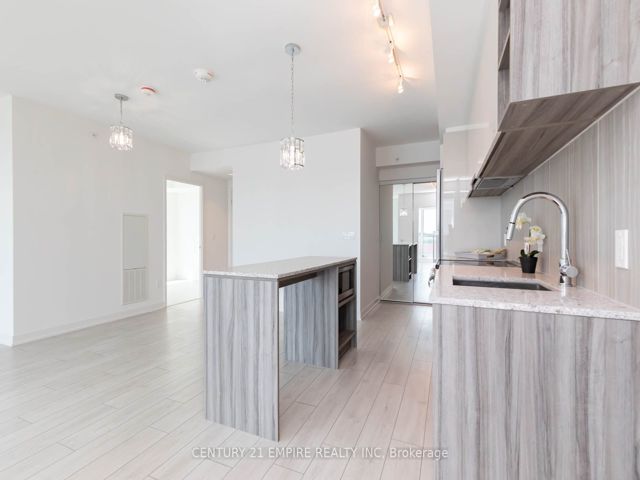 502 - 31 Tippett Rd
