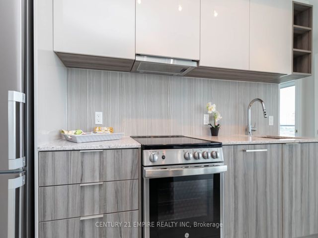 502 - 31 Tippett Rd