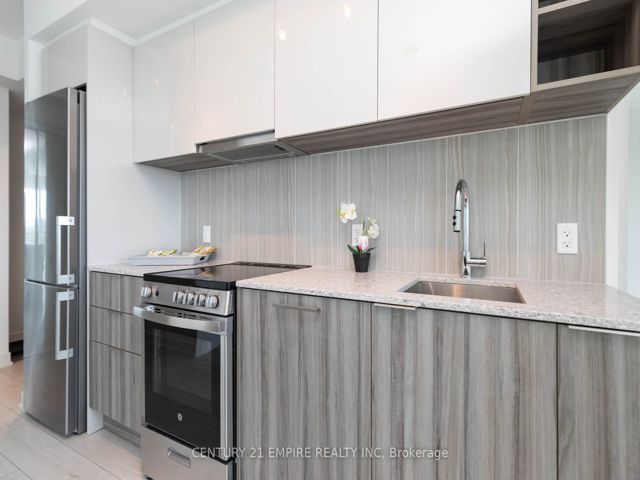 502 - 31 Tippett Rd