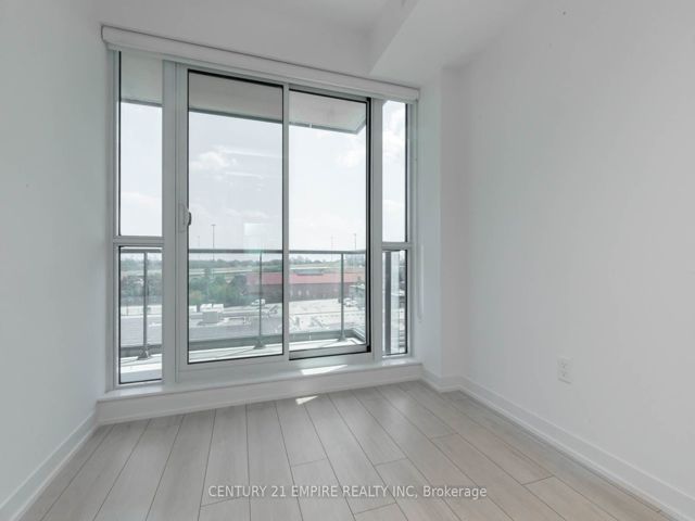 502 - 31 Tippett Rd