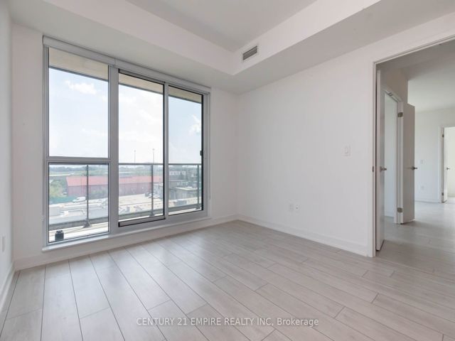 502 - 31 Tippett Rd