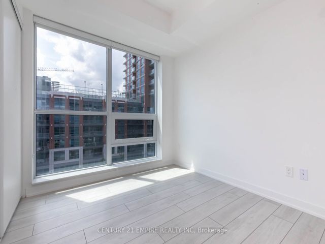 502 - 31 Tippett Rd