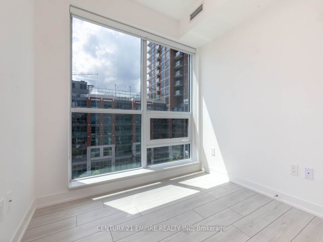 502 - 31 Tippett Rd