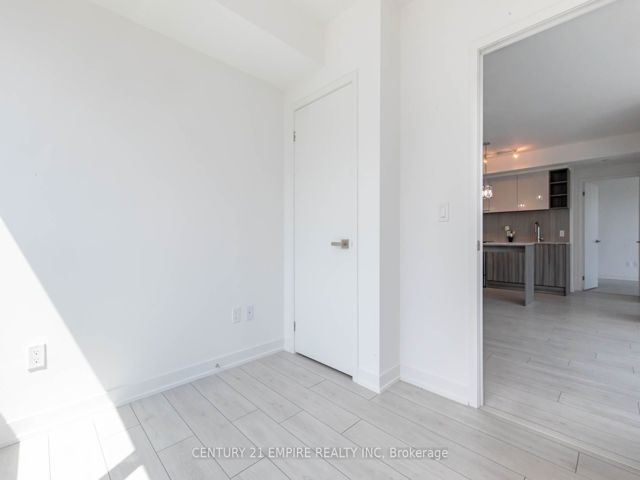 502 - 31 Tippett Rd