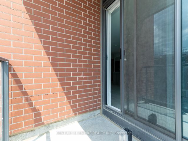 502 - 31 Tippett Rd