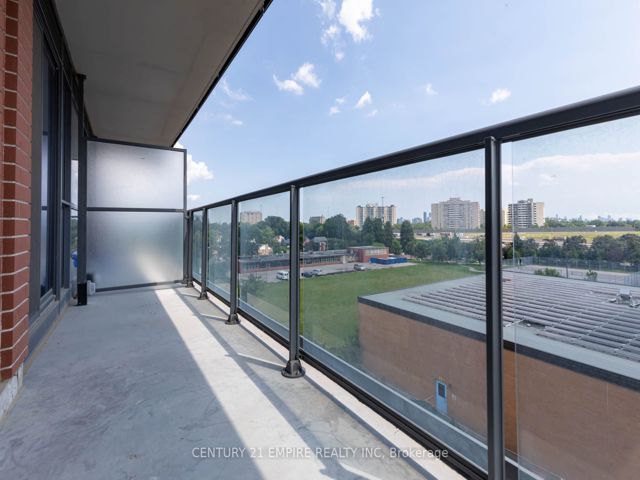 502 - 31 Tippett Rd