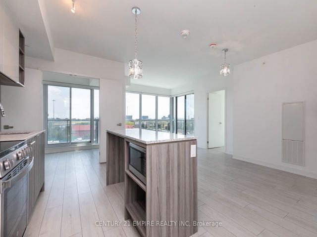 502 - 31 Tippett Rd