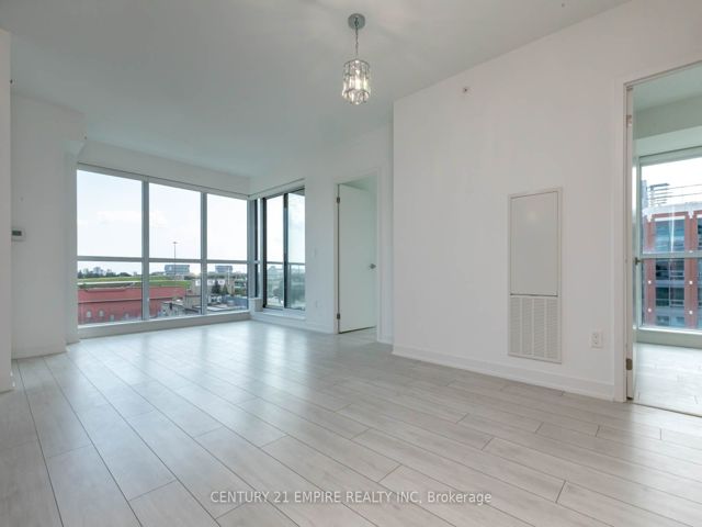 502 - 31 Tippett Rd