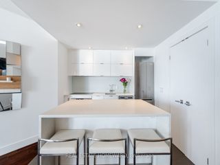 909 - 218 Queens Quay W