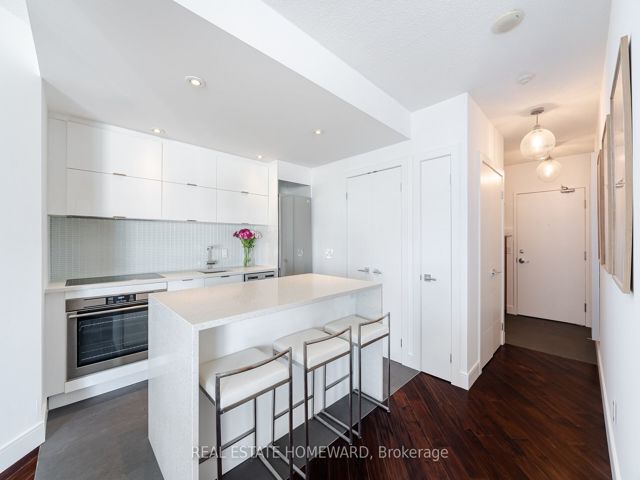 909 - 218 Queens Quay W