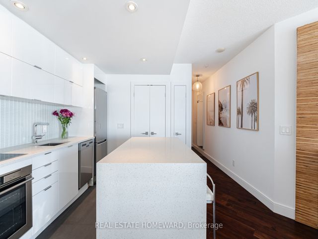 909 - 218 Queens Quay W