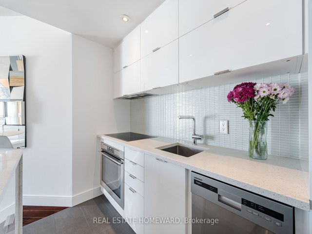 909 - 218 Queens Quay W