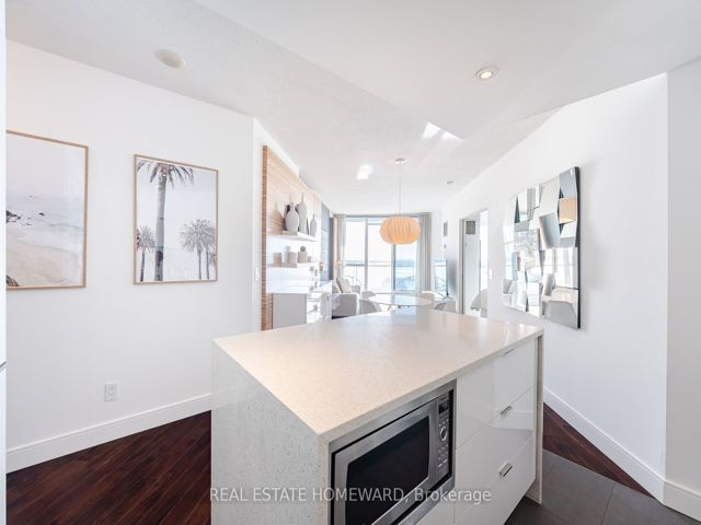 909 - 218 Queens Quay W