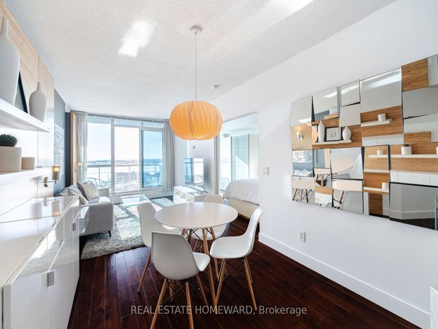 909 - 218 Queens Quay W