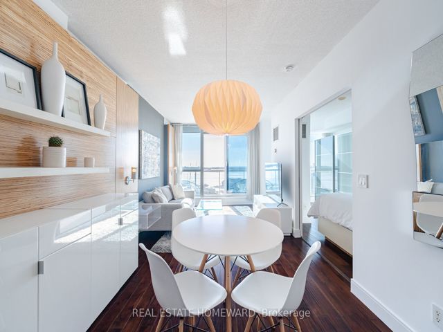 909 - 218 Queens Quay W