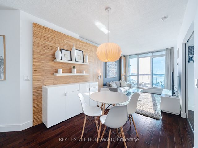 909 - 218 Queens Quay W
