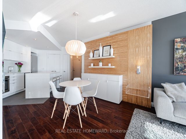 909 - 218 Queens Quay W
