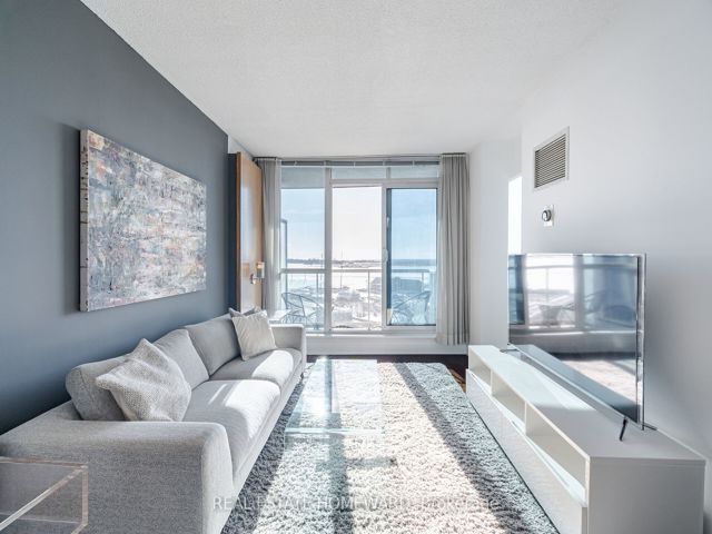 909 - 218 Queens Quay W